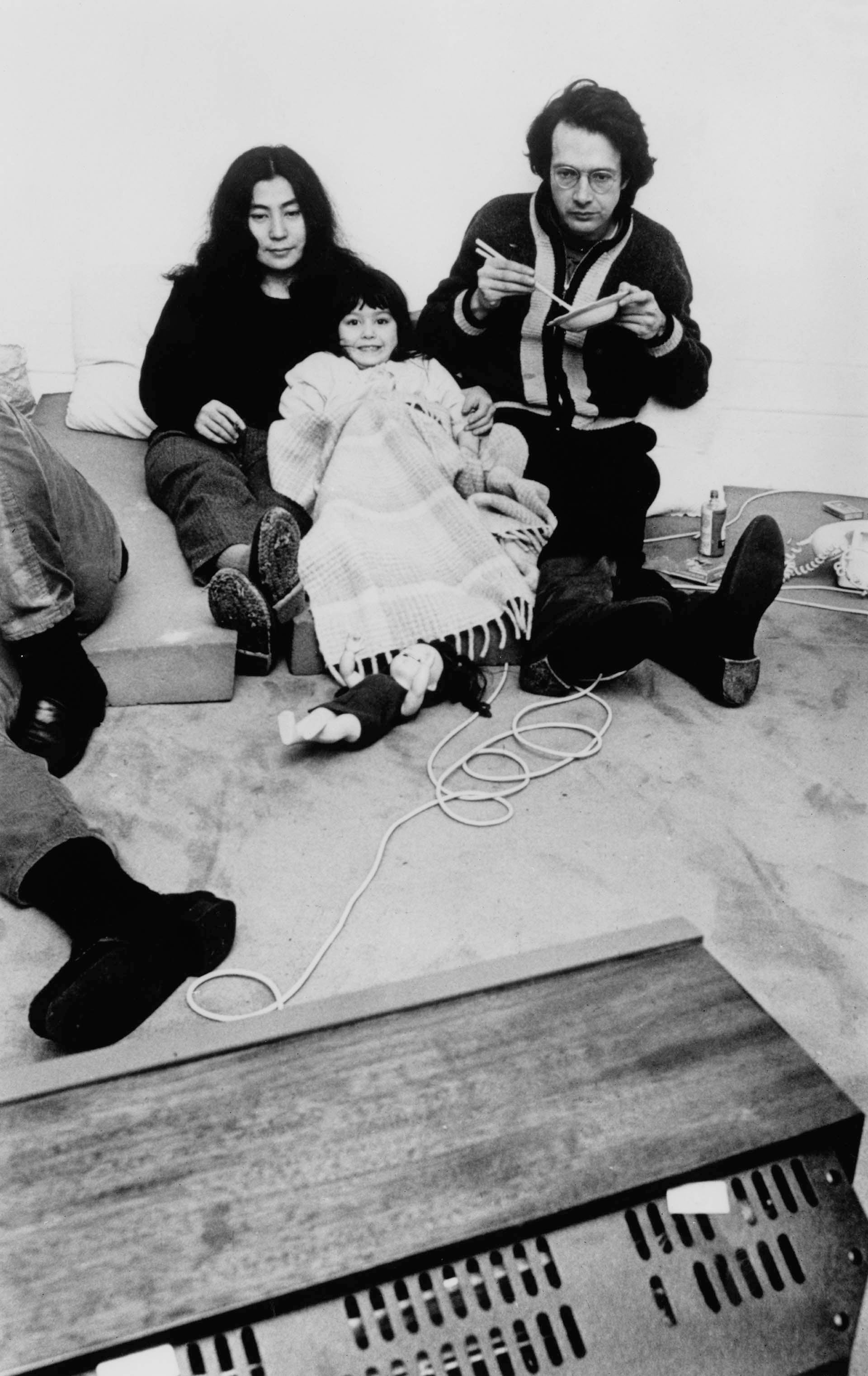 Kyoko Chan Cox, en una imagen de infancia junto a su madre Yoko Ono y su padre biológico (Photo by Keystone/Hulton Archive)