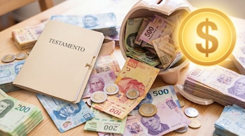 Folder beige con la palabra TESTAMENTO, billetes y monedas de pesos mexicanos, y una alcancía rota sobre una mesa de madera.