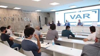 Alrededor de 35 árbitros