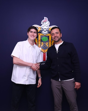 Chivas renovó el contrato de Armando Gozález hasta 2029, reforzando su postura de esperar una oferta que sea congruente con el valor del jugador. (X/@Chivas)