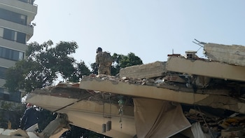 Otro de los trabajos de rescate sobre los escombros de una edificación que colapsó por el terremoto en Venezuela (Ministerio de Defensa de la Nación)
