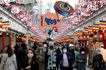 Peatones caminan bajo decoraciones por