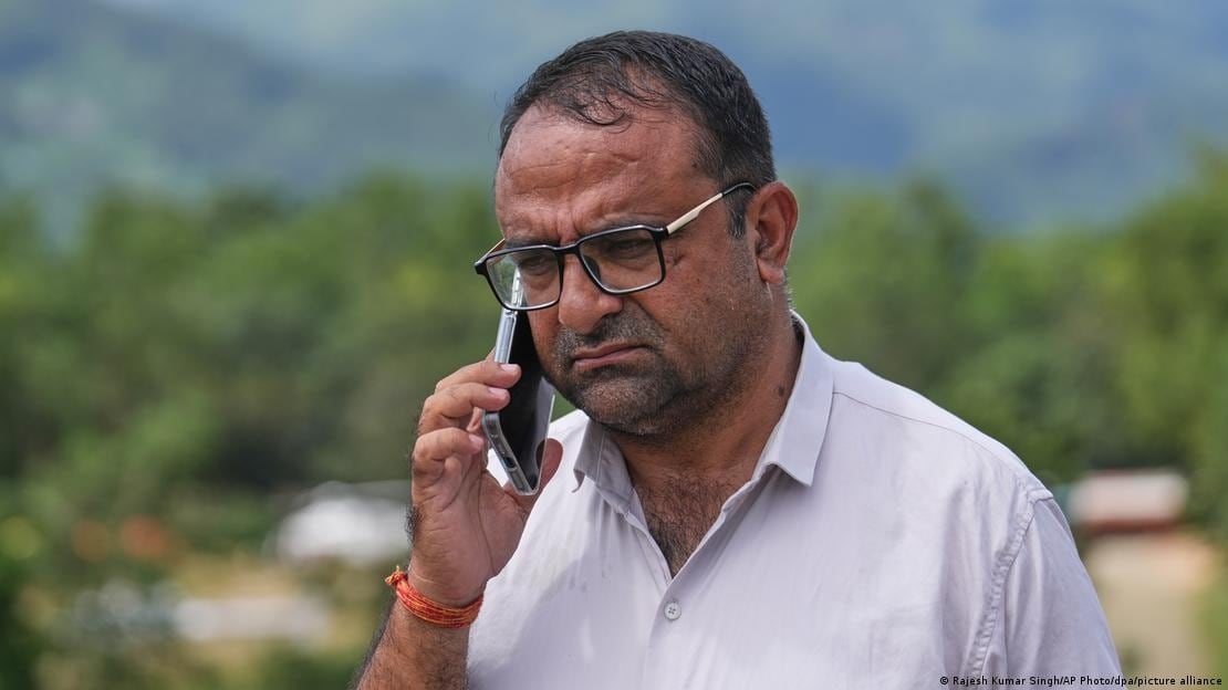 Tras recibir cuatro alertas y sin esperar un aviso gubernamental, el responsable del colegio en Nuwakot hizo sonar el timbre y guio a unos 900 adolescentes hacia una colina minutos antes del alud (Rajesh Kumar Singh/AP Photo/dpa/picture alliance)