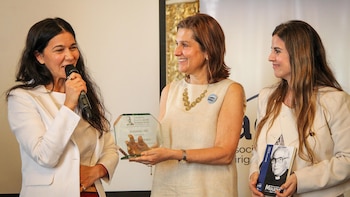 Cecilia Peluso, de Limpiolux, junto