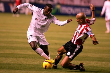Joffre Guerrón frente a Juan Sebastián Verón en la serie de octavos de Libertadores que enfrentó a Liga de Quito y Estudiantes de La Plata en 2008 (Grosby)