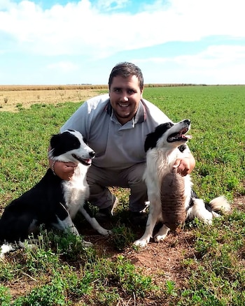 Emanuel junto a sus mascotas