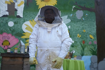 Rodrigo, guaraní y apicultor en Yariguarenda. Las abejas son esenciales para mantener la biodiversidad del bosque