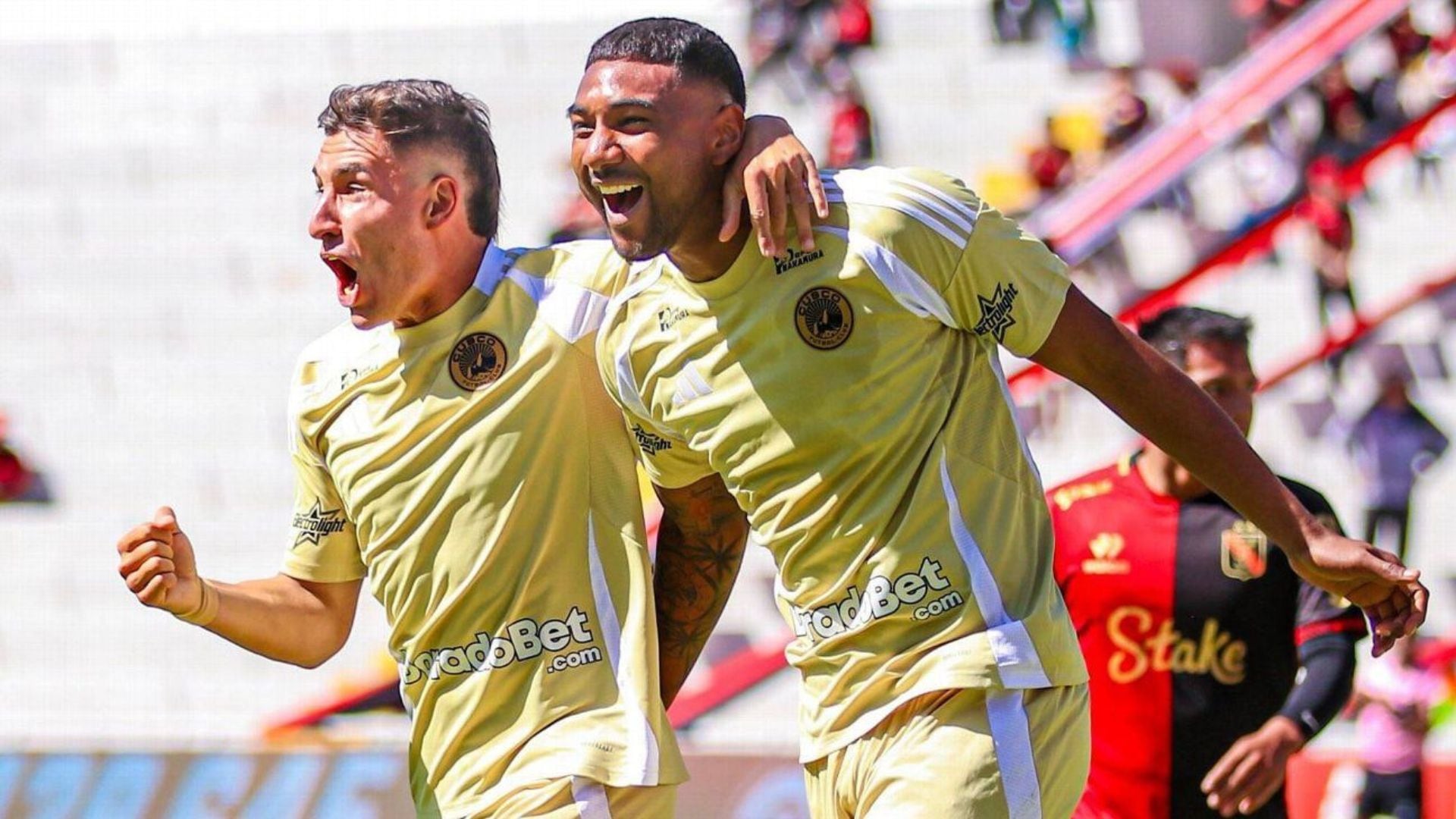 Facundo Callejo festejando un gol acompañado de Aldair Fuentes. - Crédito: Cusco FC