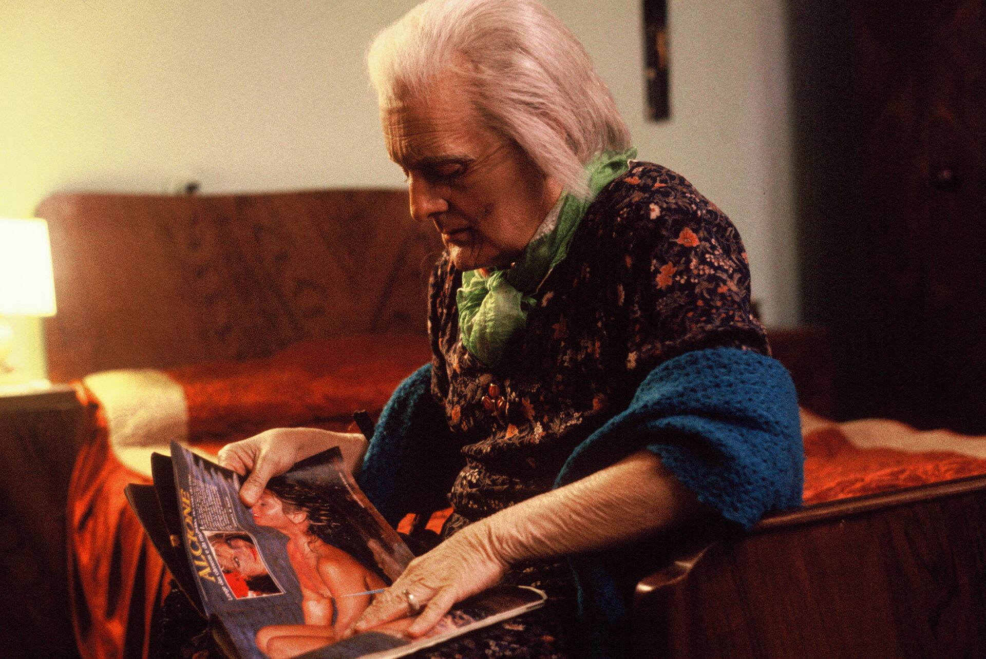 Antonio Gasala como Mama Cora (Moving Pics)