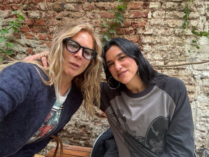 Una de las imágenes de Dua Lipa en Las Flores, compartida por sus admiradores en redes sociales (X)