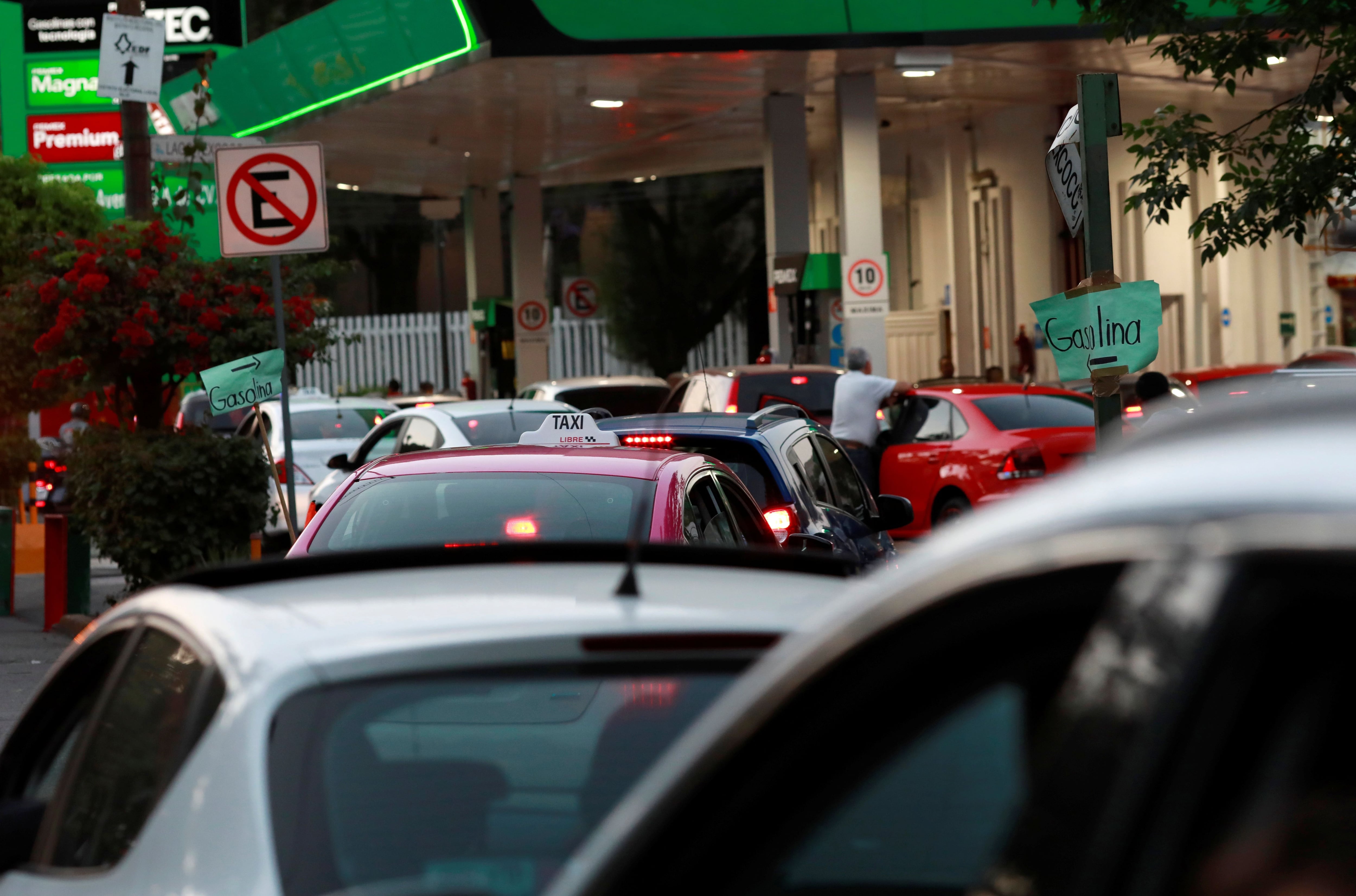 La CNE y la Profeco informan constantemente sobre los precios de los combustibles. (Reuters)