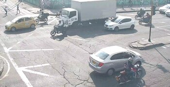 Manifestantes sobre andén y se