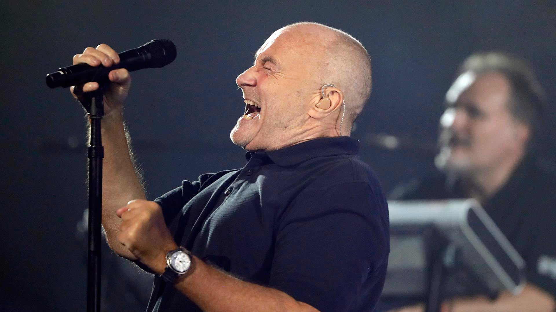 Durante la última gira de Genesis en 2022, Collins no pudo tocar la batería y su hijo Nic lo reemplazó como baterista principal (AP)