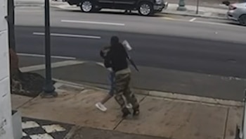 Una mujer quedó hospitalizada tras ser brutalmente golpeada por un hombre en la Calle Ocho de Miami