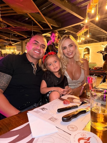 Elizabeth Loaiza y Juan Pablo Benavides han construido una familia junto a su hija, combinando su vida personal con proyectos empresariales enfocados en la salud - crédito @jpits888/ Instagram