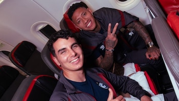 Matías Succar y Ray Sandoval, viajando con felicidad hacia Montevideo, Uruguay. - Crédito: Cienciano
