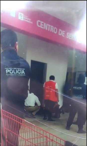 Policías laborando en la zona