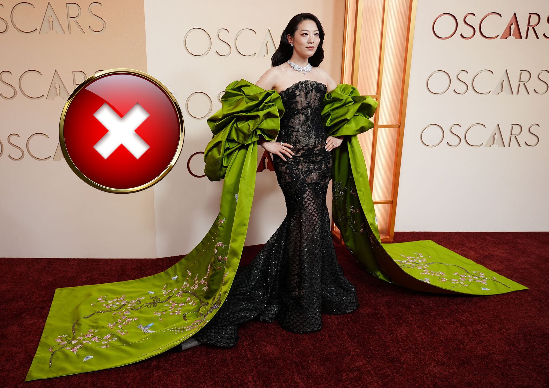 Arden Cho combinó encaje negro, mangas de satén verde y bordados florales en un look que fue considerado recargado por los diseñadores