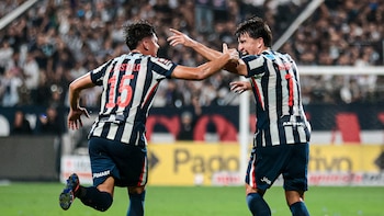 La celebración de Fernando Gaibor y Jesús Castillo tras lograr el 1-0 de Alianza Lima ante UTC en Matute.