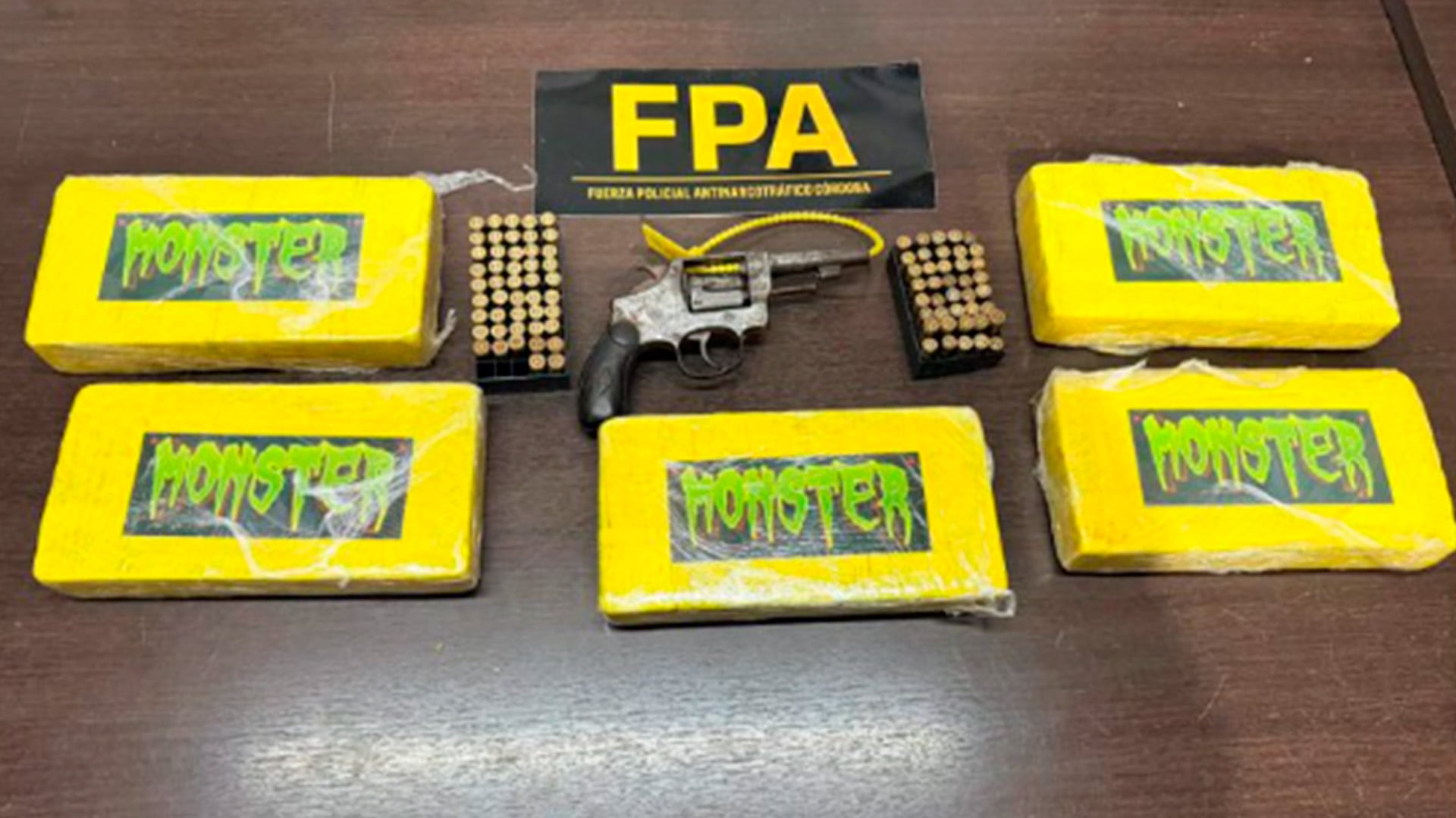 Los efectivos secuestraron cocaína, marihuana, armas, dinero y vehículos