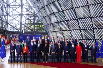 La foto de líderes en la cumbre de la Unión Europea celebrada en Bruselas, el 17 de octubre de 2024. (REUTERS/Johanna Geron)