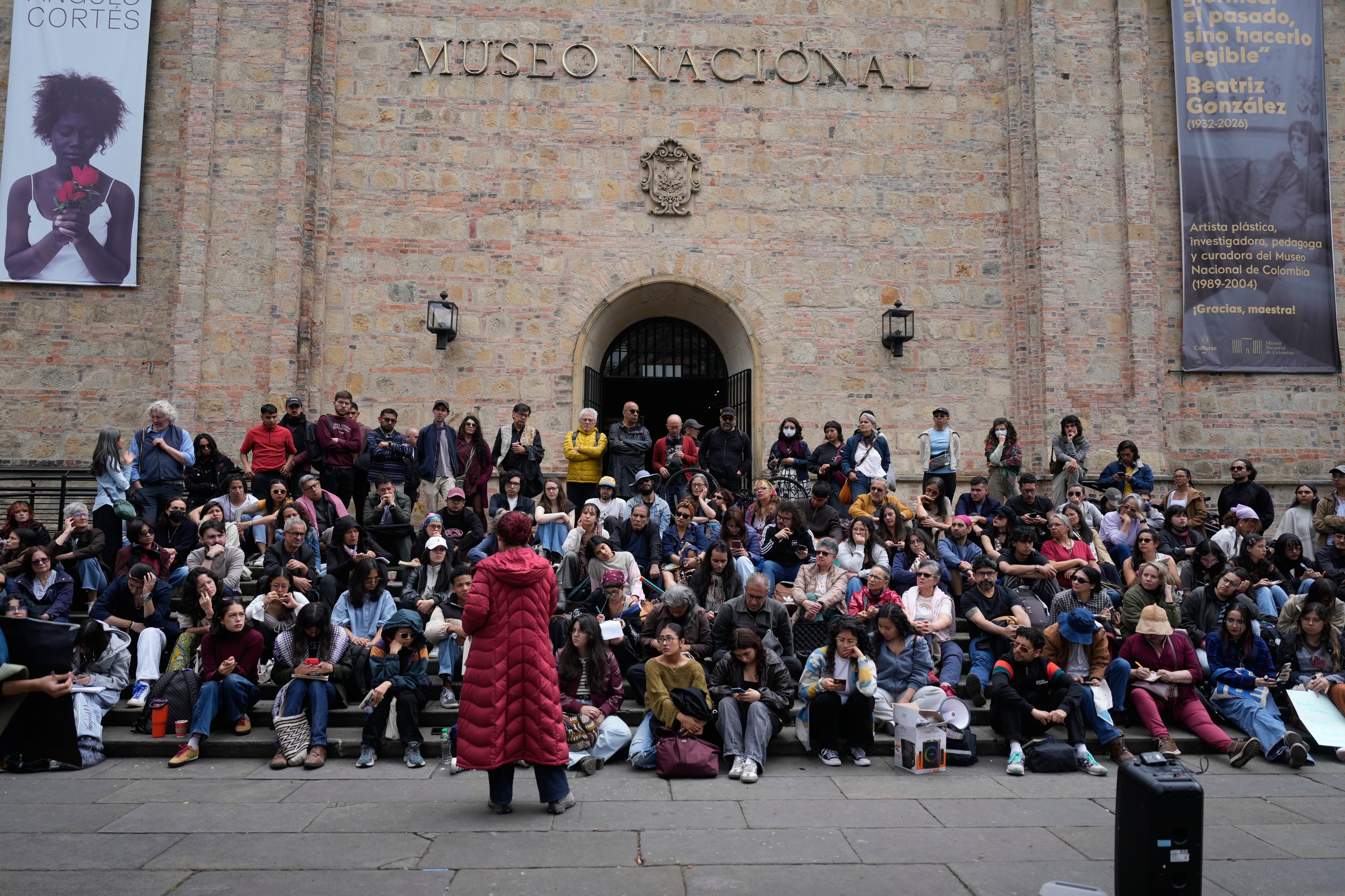Estudiantes universitarios imparten una clase al aire libre frente al Museo Nacional, como parte de una protesta contra la retirada de algunas obras de arte del museo en Bogotá, Colombia, el miércoles 21 de octubre de 2026 (Foto AP/Fernando Vergara)