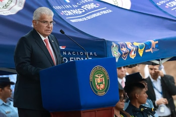 Durante el acto, Mulino cuestionó