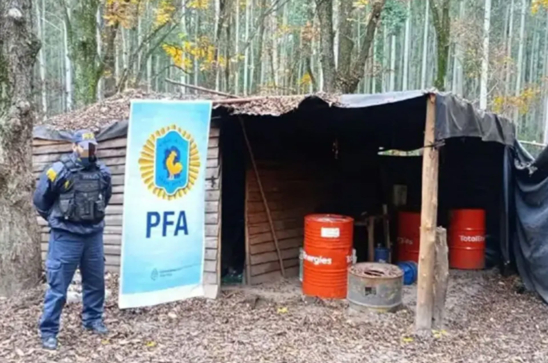 Un oficial de la Policía Federal Argentina (PFA) durante un allanamiento en un campo de Concordia, Entre Ríos, en el marco de una investigación por trata de personas y explotación laboral (El Once)