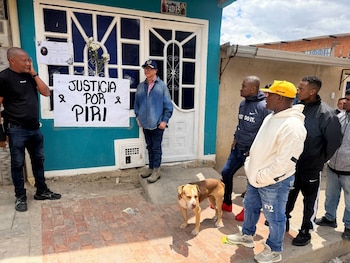 El expresidente Petro visitó el sector en Caracolí donde se presentó la detención de Donovan Balanta Paz, a quien conocían como "Piri", y aseguró en un mensaje vía X que todo inició "por una frase racista lanzada contra la esposa del propietario de la casa por un agente de la Policía de Soacha" - crédito @petrogustavo/X