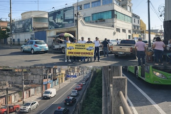Cinco hombres con un cartel amarillo, varios vehículos, calle urbana con edificios, puesto de comida, tráfico vehicular con autos y un autobús.