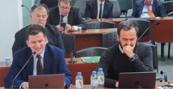 Los abogados Gabriel Palmiero y Juan Ignacio Gómez Perdiguero durante la presentación de su alegato en defensa de Julio De Vido en el juicio por la causa Sueños Compartidos