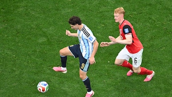 Por qué todos los futbolistas del Mundial usan botines fucsia