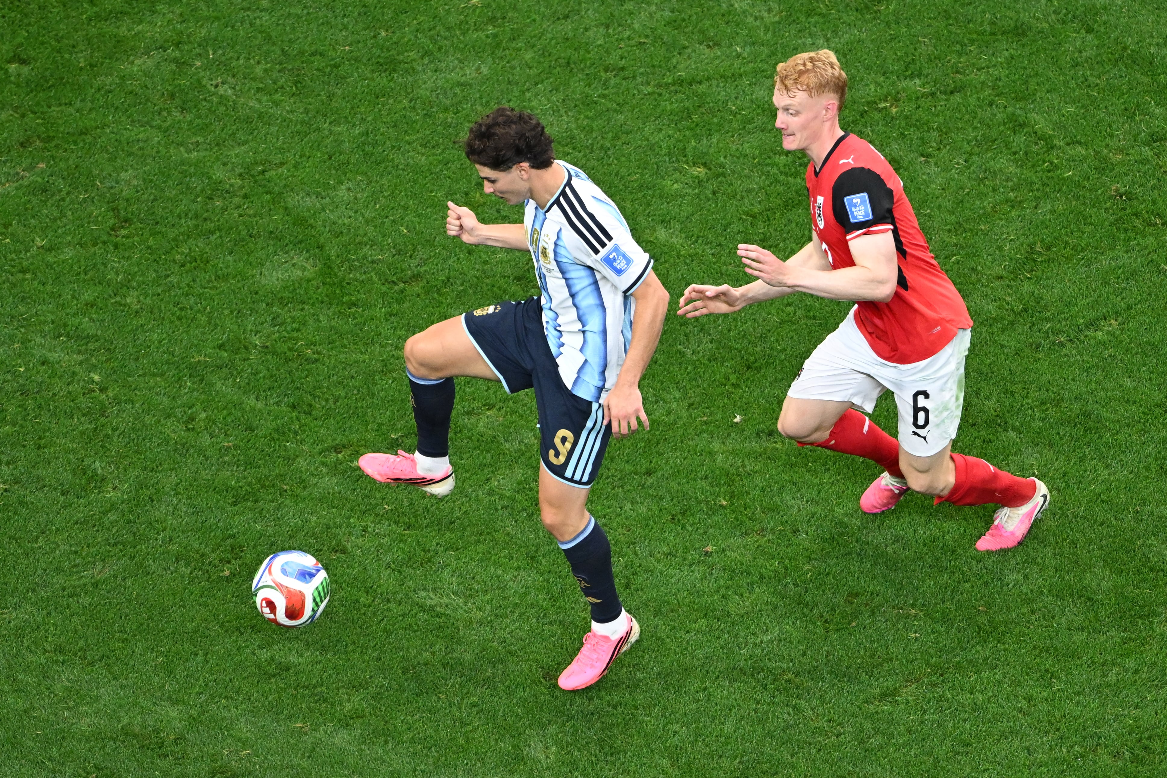 Los botines fucsia se impusieron en el Mundial 2026 por una estrategia de visibilidad, tendencias globales y decisiones de las marcas deportivas (AP Foto/Jessica Tobias)