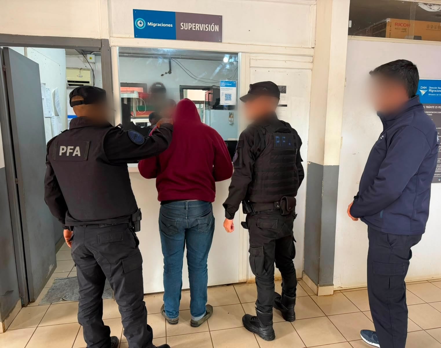 El acusado al realizar el trámite correspondiente en Migraciones