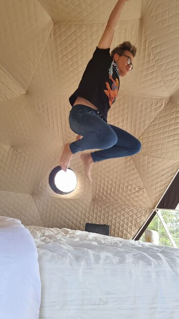 Süller saltando sobre su cama