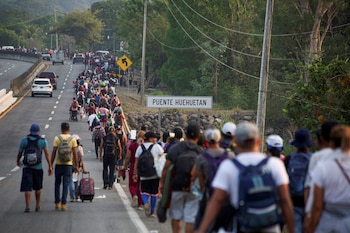 Una caravana migrante atraviesa el