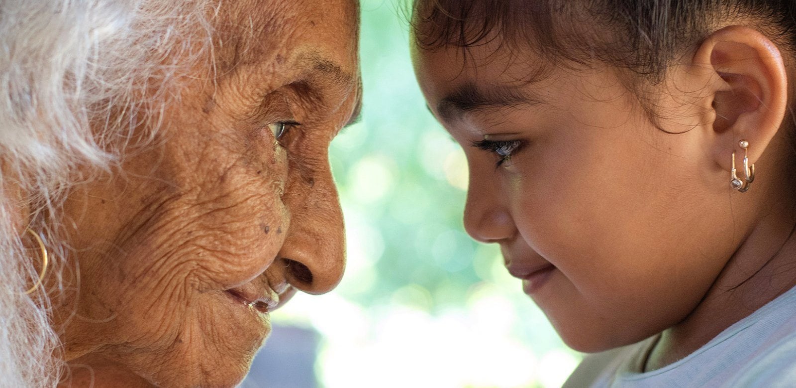 Adultos mayores de la Península de Nicoya mantienen estilos de vida activos y conviven con varias generaciones en el hogar, un patrón común en las Zonas Azules del mundo (Gentileza La Voz de Guanacaste)