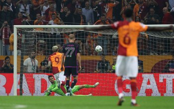 Mauro Icardi picó su penal ante Bayern Múnich y conviritó el empate transitorio para el Galatasaray (REUTERS/Murad Sezer)