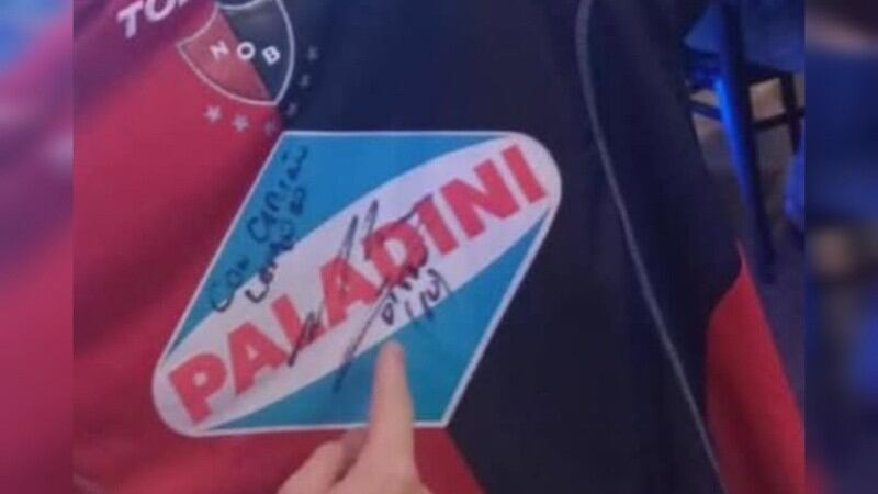 Denunciaron el robo de una camiseta firmada de Maradona