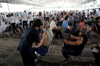 Ciudadanos reciben una dosis de
