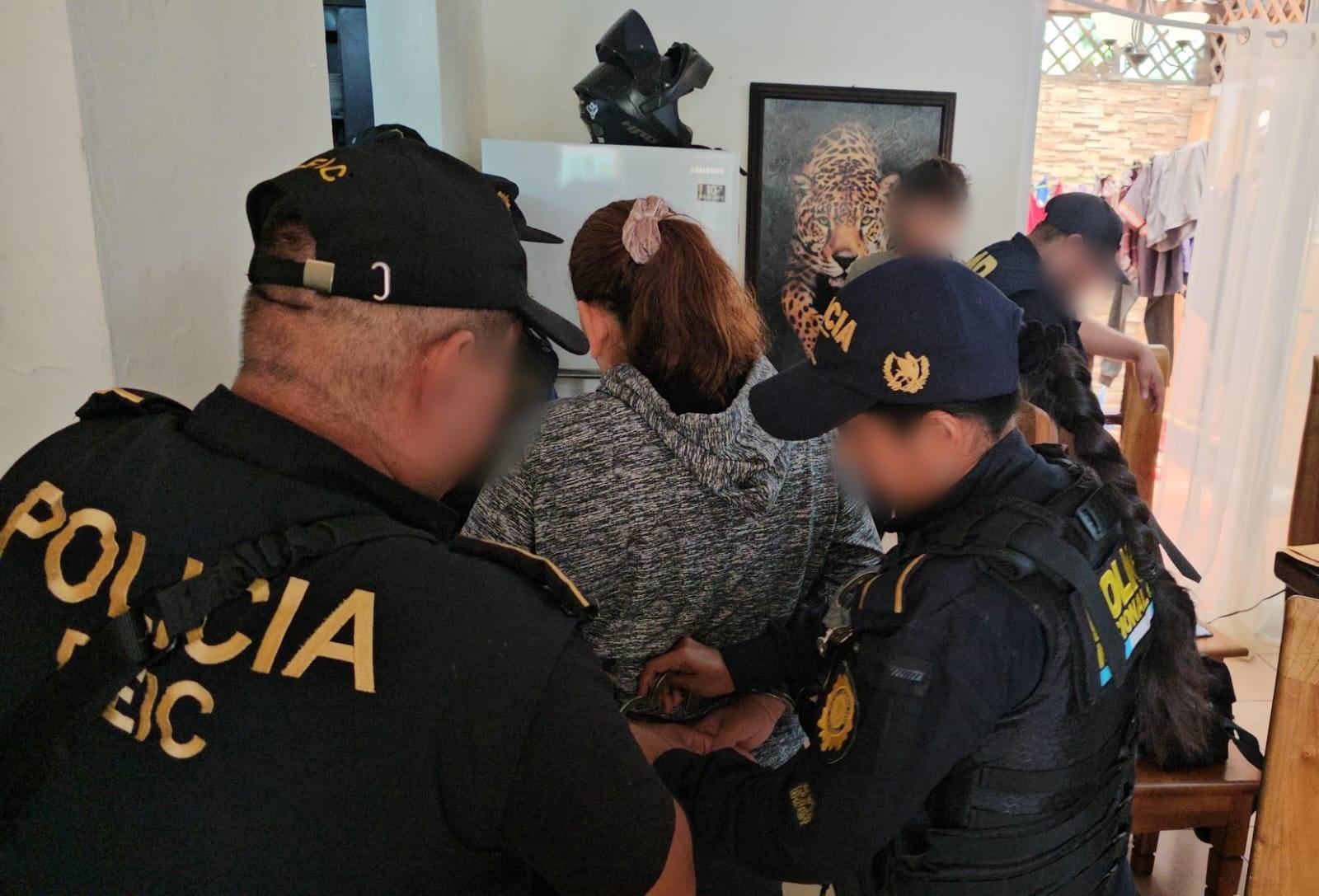 El operativo de la PNC, la DEIC y el Ministerio Público se realizó en residenciales Agua Santa, en Boca del Monte, Villa Canales, por una orden de aprehensión emitida en Santa Rosa. (PNC de Guatemala)