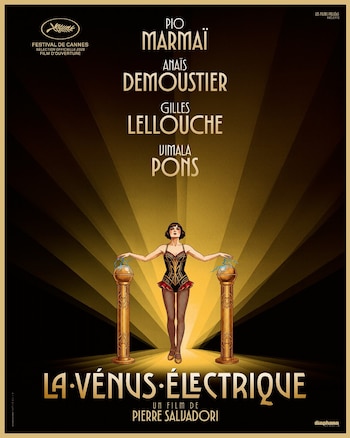 Un hombre de tez clara con barba, camisa clara y traje oscuro camina por el centro de una calle adoquinada, flanqueado por coches antiguos y personas borrosas en el fondo