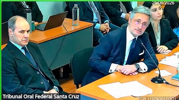 De izquierda a derecha: el ex capitán de navío -hoy capitán de Ultramar de la Marina Mercante- Claudio Villamide, y sus defensores Juan Pablo Vigliero y Magalí Crespo