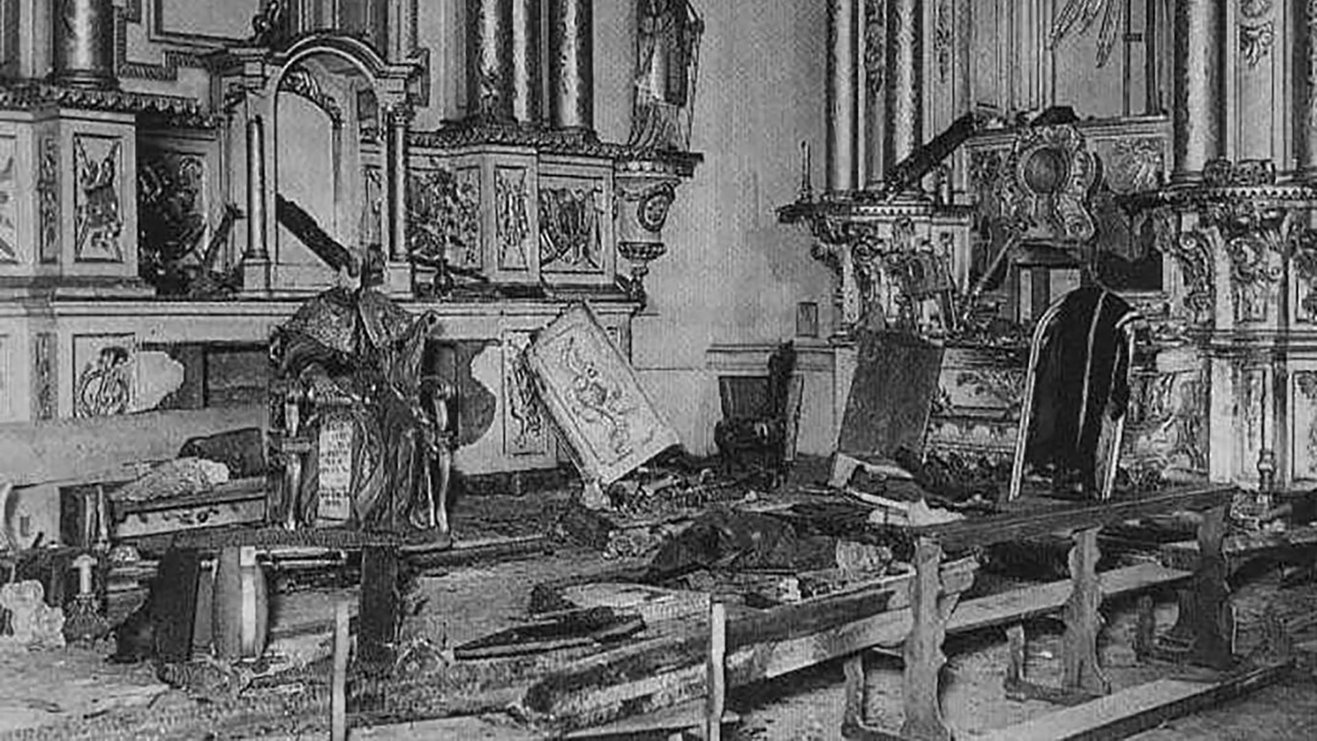 Luego de los bombardeos, grupos oficialistas provocaron incendios y destrozos en iglesias y en locales partidarios opositores al gobierno. En la imagen, el interior del templo de San Ignacio