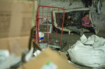 Apenas un colchón y cartones