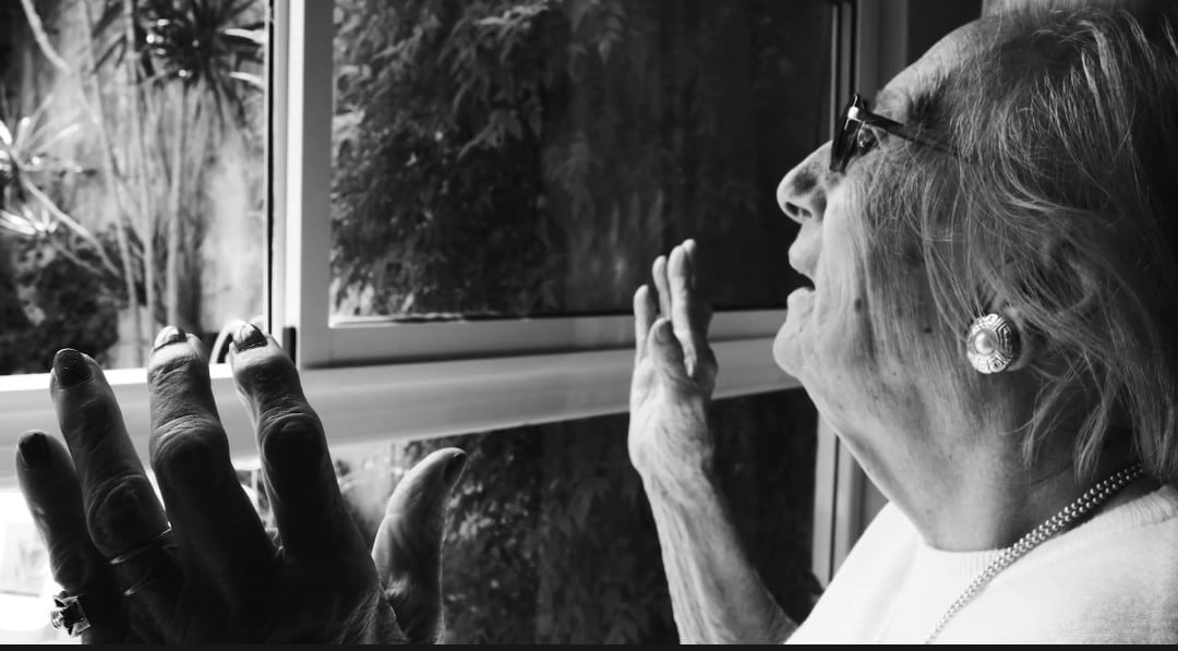 Nacido en las guardias periodísticas para escapar al vértigo del noticiero, este documental independiente de Valeria Sampedro y Daniel Lázaro Raichijk busca visibilizar la vejez lejos de los clichés y la romantización.