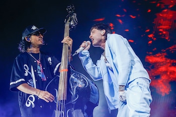 Peso Pluma junto a Iván