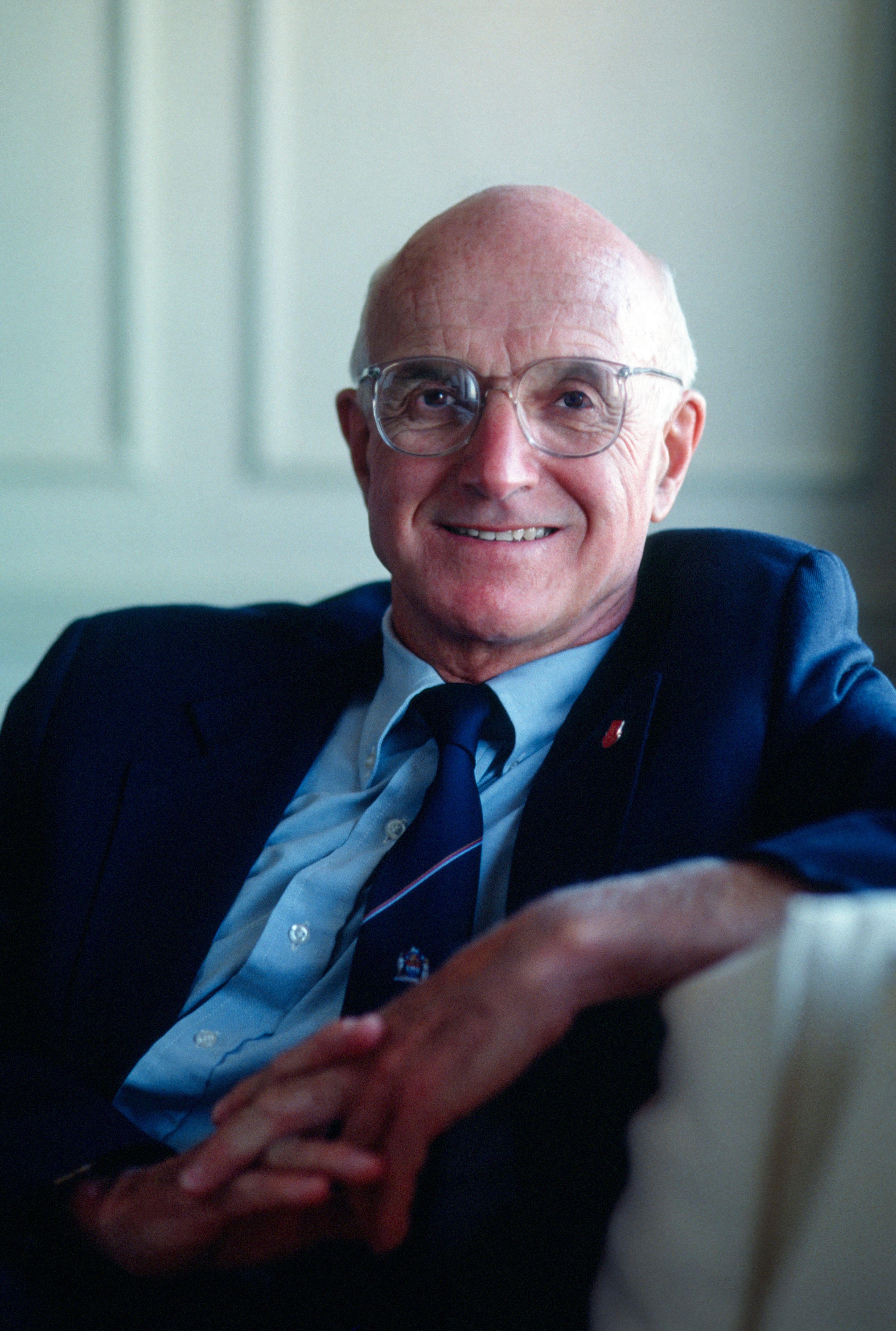 Joseph E. Murray lideró en Boston el primer trasplante de órgano exitoso entre personas vivas con una operación renal entre los hermanos gemelos Richard y Ronald Herrick en 1954