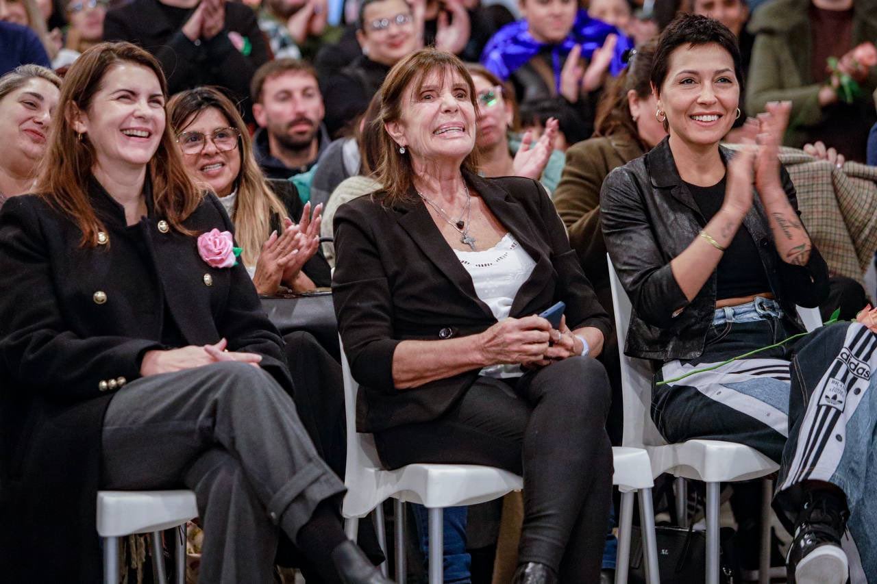 En el centro, la dirigente peronista Teresa García