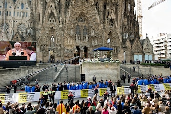 Ceremonia de consagración de la basílica a cargo del papa Benedicto XVI. Ángelus (Sagrada Familia)